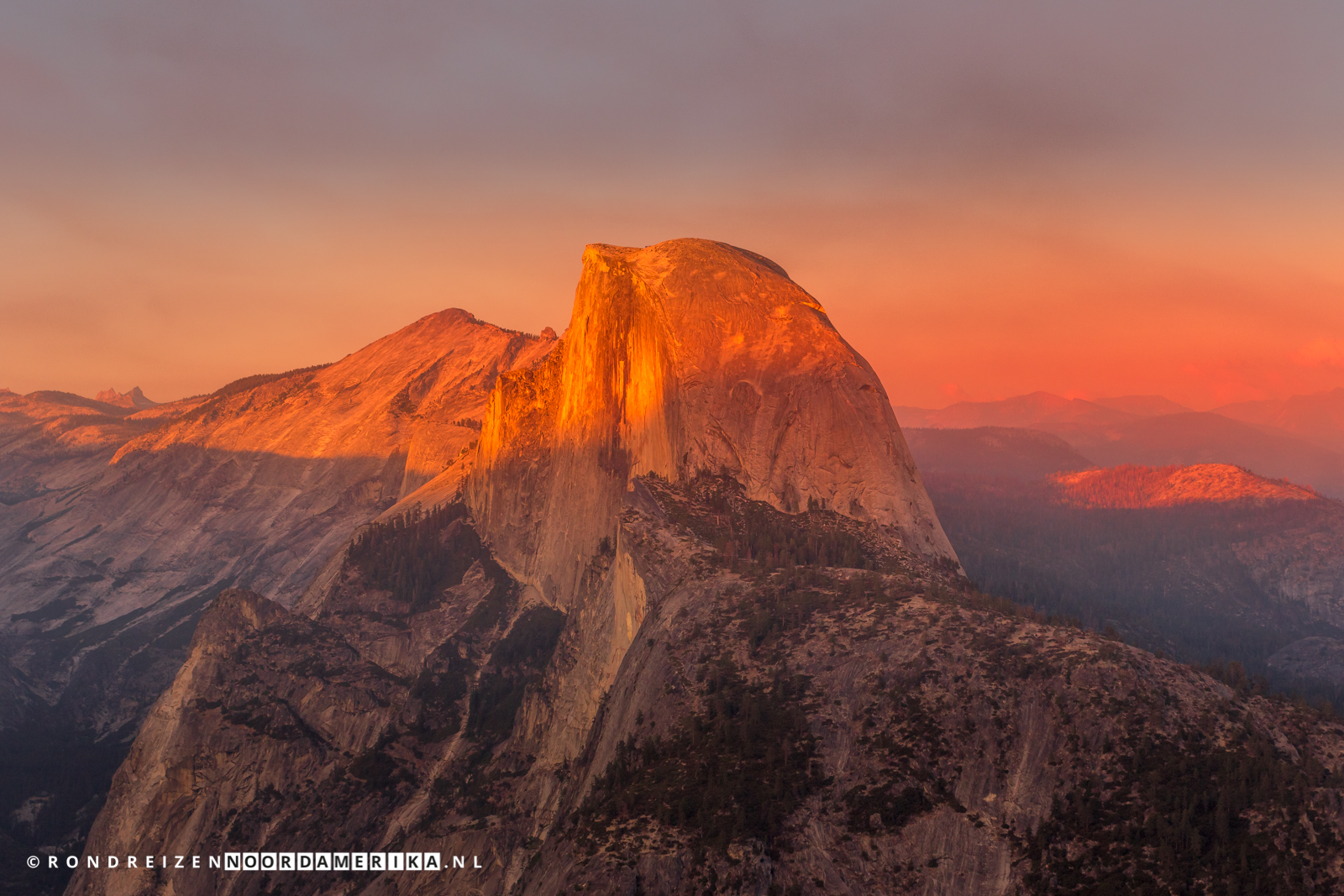 Half Dome in Yosemite tijdens zonsondergang