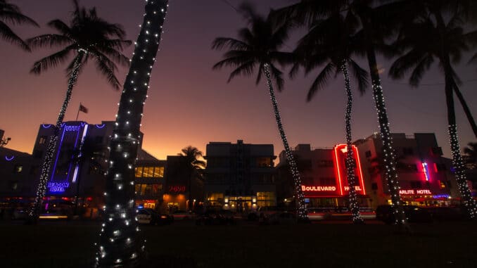 Colony Hotel verlichting uit