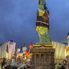Vrijheidsbeeld in Las Vegas met in de achtergrond Excalibur Hotel & Casino