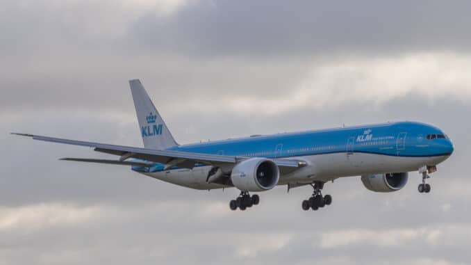 KLM Boeing 777 tijdens landing op Schiphol Amsterdam