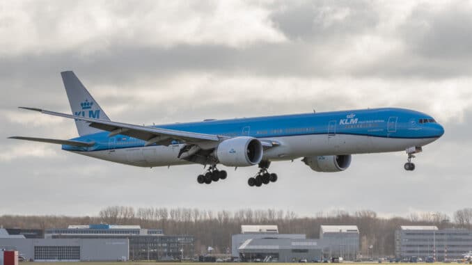 KLM Boeing 777 tijdens landing op Schiphol Amsterdam