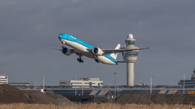 KLM Boeing 777 vertrekt vanaf Schiphol Amsterdam