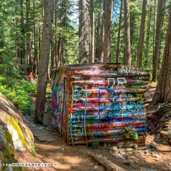 Treinstel met graffiti langs Train Wreck Trail