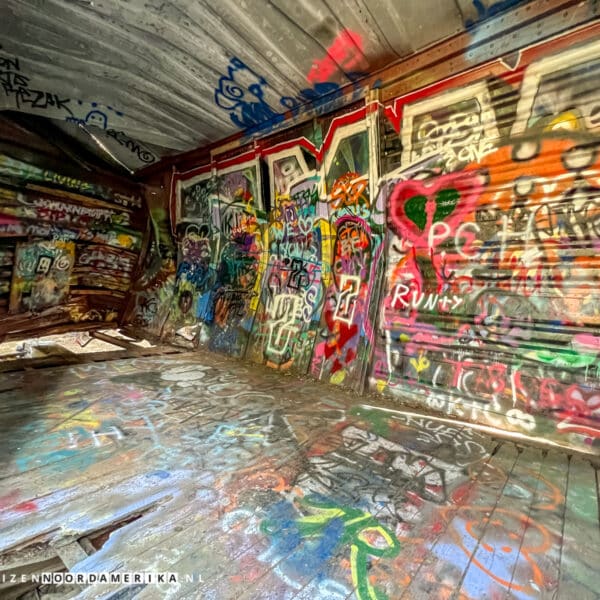 Treinstel met graffiti langs Train Wreck Trail