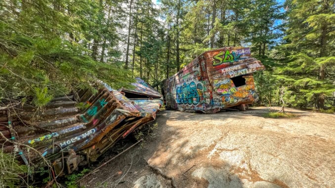 Treinstel met graffiti langs Train Wreck Trail